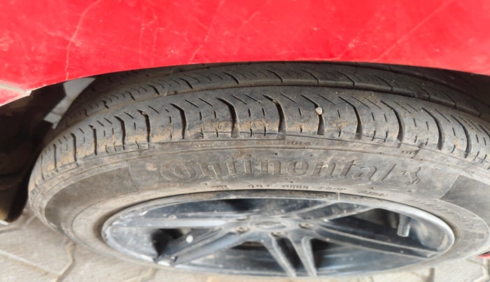 2010 Volkswagen Vento HIGHLINE 1.6 MPI, Petrol, Manual, 1,20,888 km, tyre