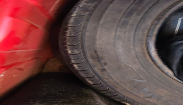 2010 Volkswagen Vento HIGHLINE 1.6 MPI, Petrol, Manual, 1,20,888 km, tyre