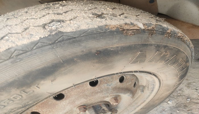 2010 Mahindra Bolero XL 9 STR, Diesel, Manual, 1,83,768 km, tyre