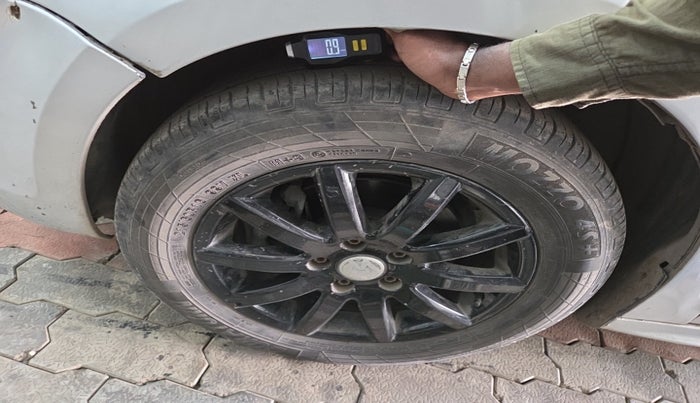 2011 Volkswagen Jetta COMFORTLINE 1.9 TDI AT, Diesel, Automatic, 1,31,568 km, tyre