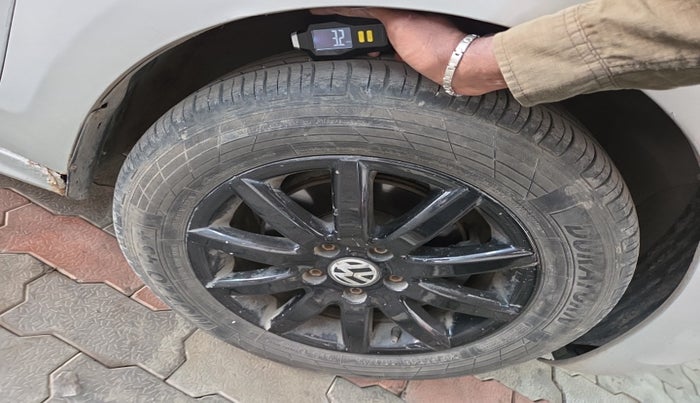 2011 Volkswagen Jetta COMFORTLINE 1.9 TDI AT, Diesel, Automatic, 1,31,568 km, tyre