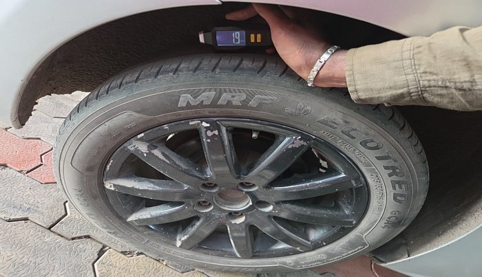 2011 Volkswagen Jetta COMFORTLINE 1.9 TDI AT, Diesel, Automatic, 1,31,568 km, tyre