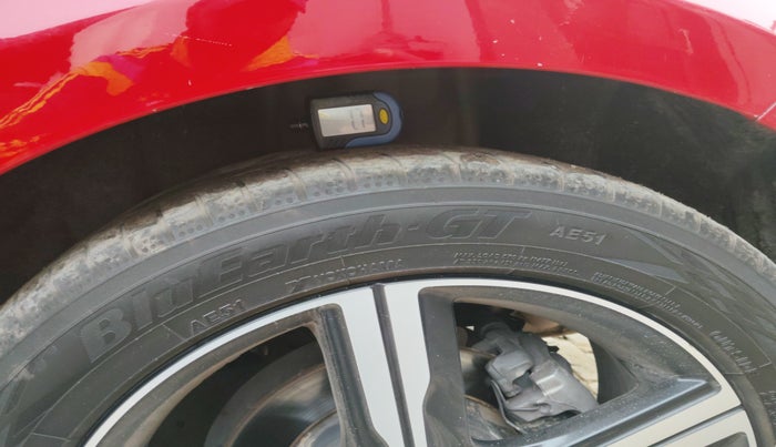 2016 Volvo V 40 D3 R design, Diesel, Automatic, 96,450 km, tyre