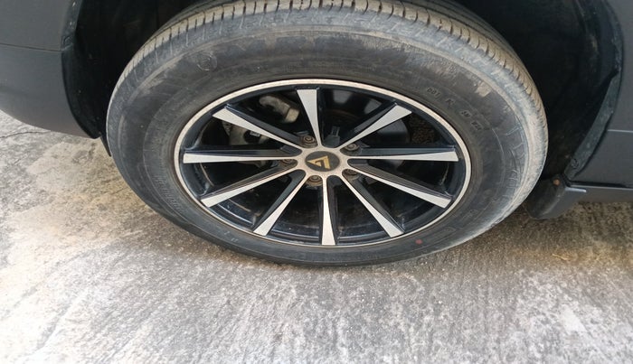 2022 Maruti BREZZA VXI SMART HYBRID, Petrol, Manual, 28,067 km, tyre