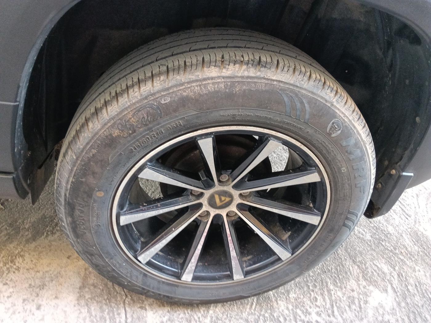 2022 Maruti BREZZA VXI SMART HYBRID, Petrol, Manual, 28,067 km, tyre