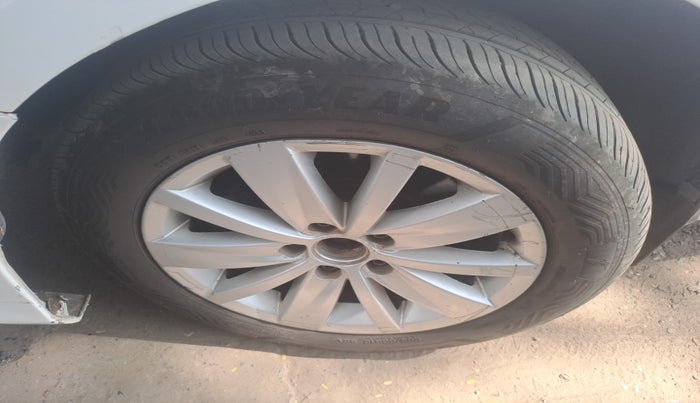 2012 Volkswagen Passat HIGHLINE DSG, Diesel, Automatic, 1,67,211 km, tyre