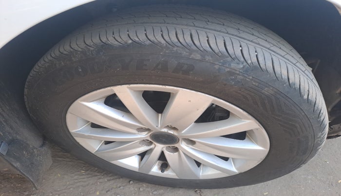 2012 Volkswagen Passat HIGHLINE DSG, Diesel, Automatic, 1,67,211 km, tyre