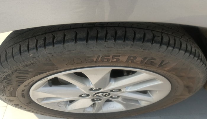 2016 Toyota Innova Crysta 2.4 VX 7 STR, Diesel, Manual, 77,686 km, tyre