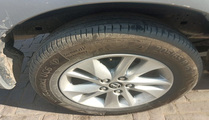 2016 Toyota Innova Crysta 2.4 VX 7 STR, Diesel, Manual, 77,686 km, tyre