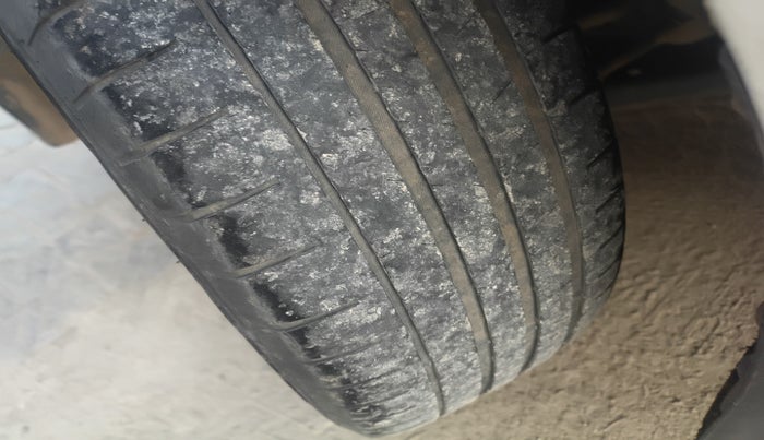 2017 Hyundai Elite i20 ASTA 1.2 (O), Petrol, Manual, 1,03,889 km, tyre