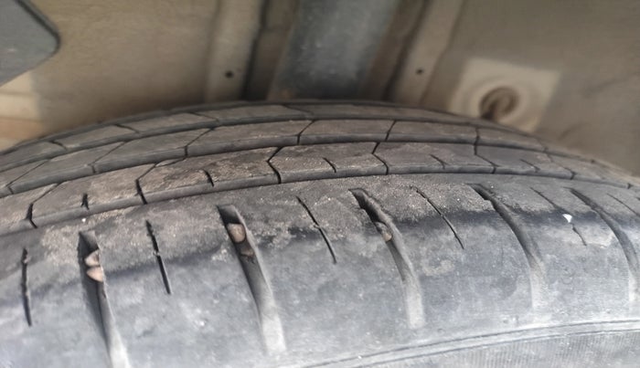 2017 Hyundai Elite i20 ASTA 1.2 (O), Petrol, Manual, 1,03,889 km, tyre