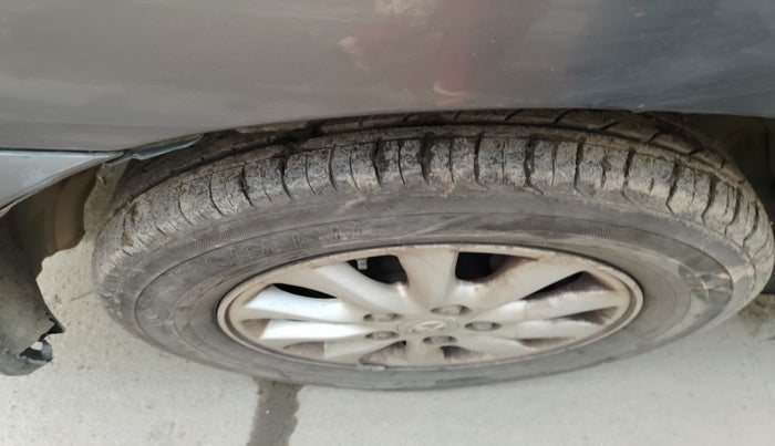 2013 Toyota Innova 2.5 VX 7 STR, Diesel, Manual, 1,74,381 km, tyre