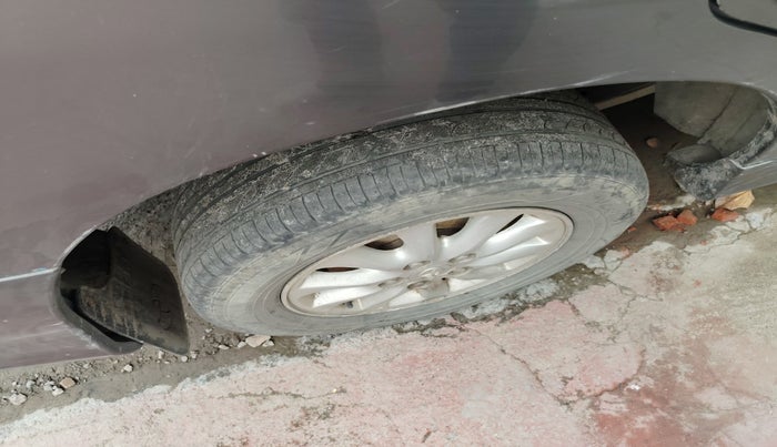 2013 Toyota Innova 2.5 VX 7 STR, Diesel, Manual, 1,74,381 km, tyre