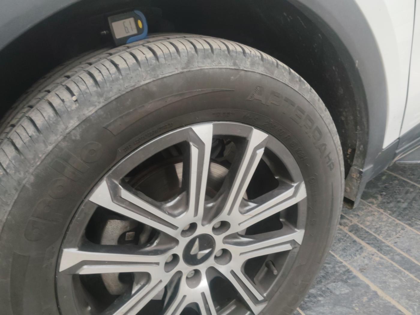 2024 Mahindra XUV700 AX 7 LUXURY P AT 7 STR, Petrol, Automatic, 8,966 km, tyre
