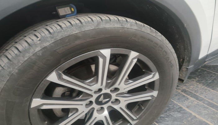 2024 Mahindra XUV700 AX 7 LUXURY P AT 7 STR, Petrol, Automatic, 8,966 km, tyre