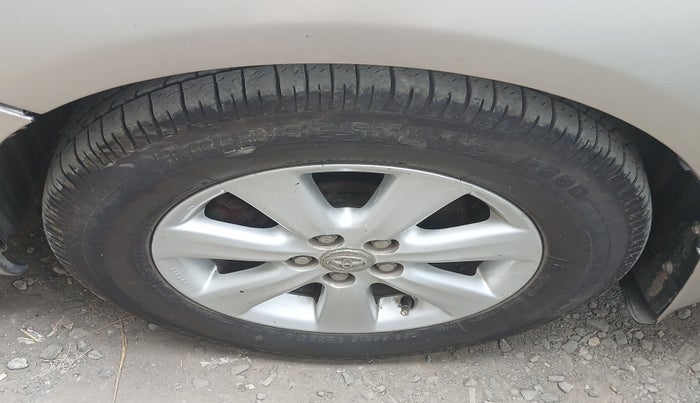 2013 Toyota Corolla Altis GL PETROL, Petrol, Manual, 1,06,404 km, tyre