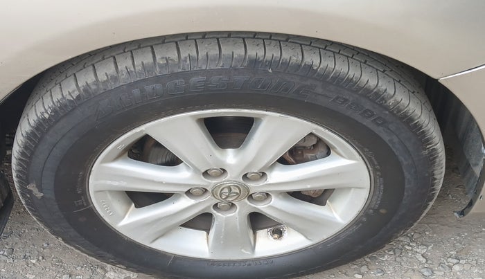 2013 Toyota Corolla Altis GL PETROL, Petrol, Manual, 1,06,404 km, tyre