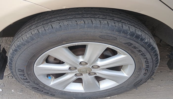 2013 Toyota Corolla Altis GL PETROL, Petrol, Manual, 1,06,404 km, tyre