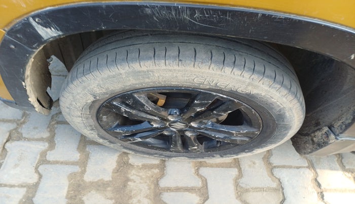 2017 Maruti Vitara Brezza ZDI PLUS, Diesel, Manual, 1,12,163 km, tyre