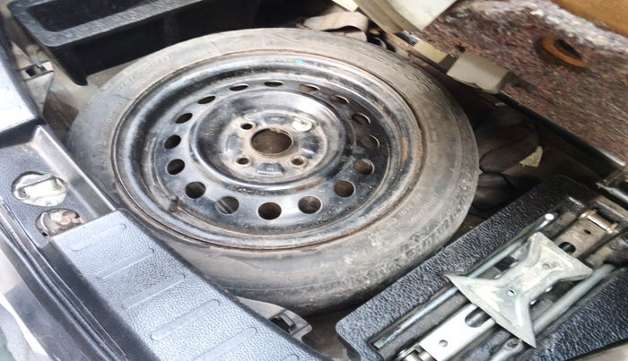 2015 Maruti Wagon R 1.0 LXI, Petrol, Manual, 1,07,151 km, tyre