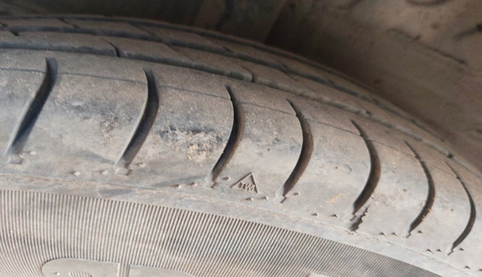 2014 Hyundai Grand i10 MAGNA 1.2 KAPPA VTVT, Petrol, Manual, 1,02,084 km, tyre