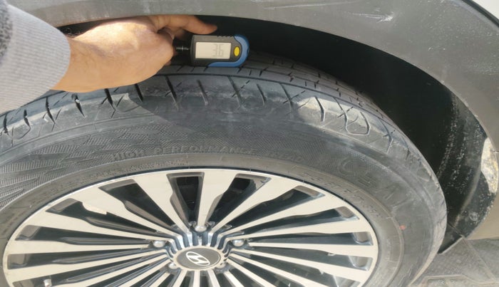 2015 Hyundai Creta SX 1.6 DIESEL, Diesel, Manual, 1,87,959 km, tyre