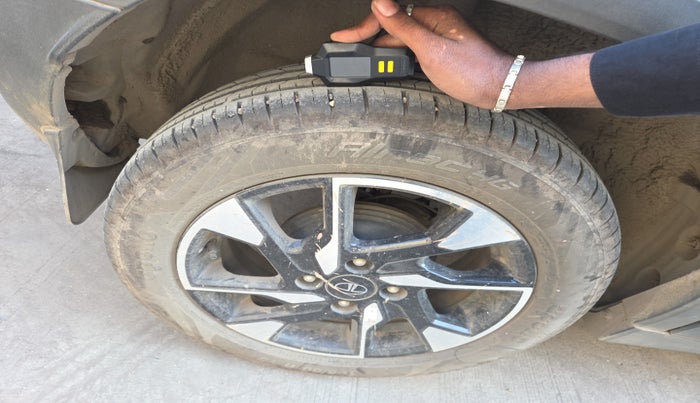 2024 Tata PUNCH CREATIVE  MT, Petrol, Manual, 11,912 km, tyre