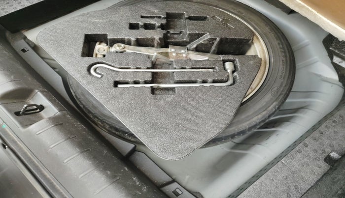 2020 Honda Civic 1.8L I-VTEC ZX CVT, Petrol, Automatic, 60,509 km, tyre