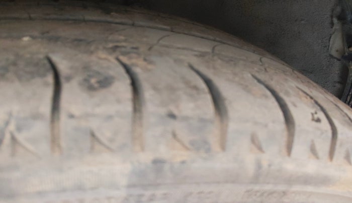 2011 Hyundai Verna FLUIDIC 1.6 VTVT SX, CNG, Manual, 1,03,000 km, tyre