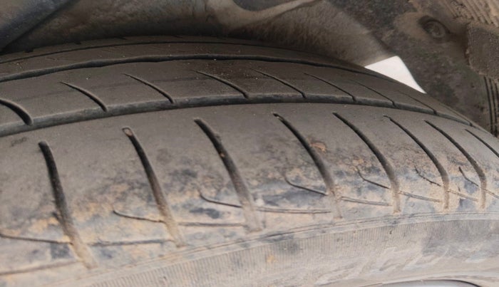 2011 Hyundai Verna FLUIDIC 1.6 VTVT SX, CNG, Manual, 1,03,000 km, tyre