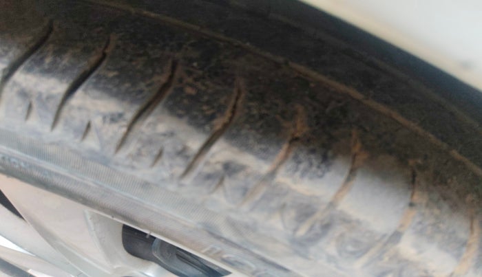 2011 Hyundai Verna FLUIDIC 1.6 VTVT SX, CNG, Manual, 1,03,000 km, tyre