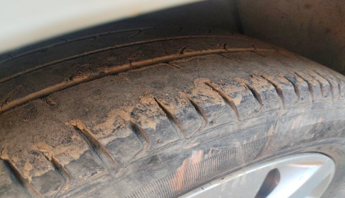 2011 Hyundai Verna FLUIDIC 1.6 VTVT SX, CNG, Manual, 1,03,000 km, tyre