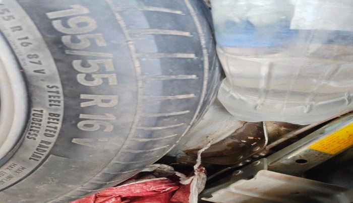 2011 Hyundai Verna FLUIDIC 1.6 VTVT SX, CNG, Manual, 1,03,000 km, tyre