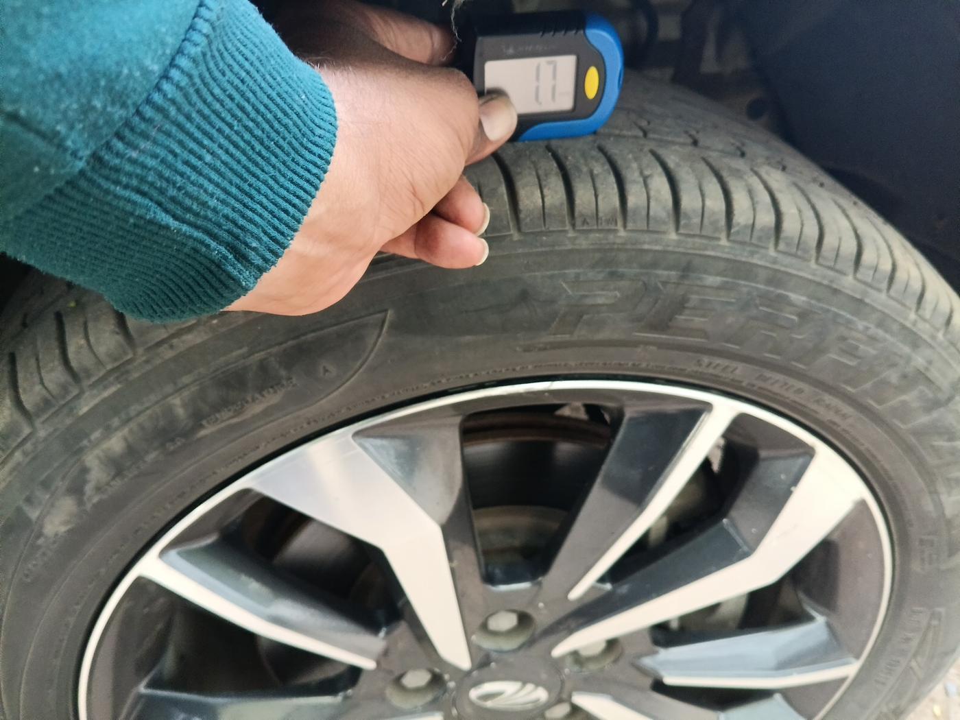 2019 Mahindra XUV300 W8 (O) 1.5 DIESEL, Diesel, Manual, 2,18,500 km, tyre