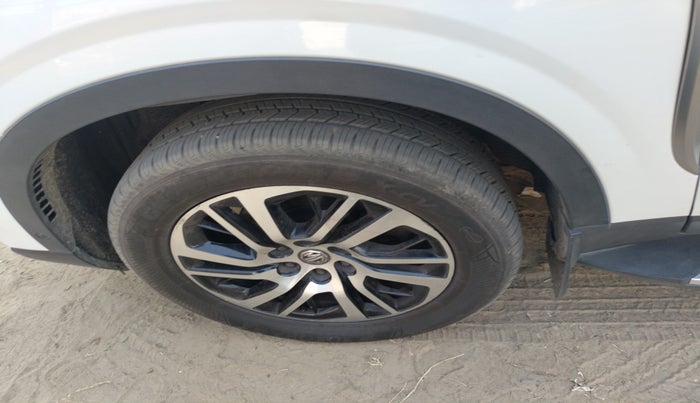 2023 MG GLOSTER SAVVY 7 STR 2.0 TWIN TURBO 4WD, Diesel, Automatic, 1,09,241 km, tyre