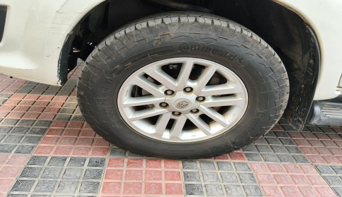 2014 Toyota Fortuner 3.0 4X2 AT, Diesel, Automatic, 2,32,708 km, tyre