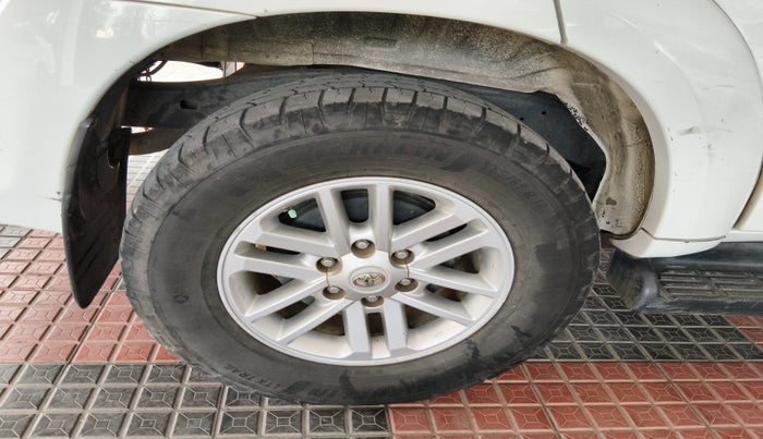 2014 Toyota Fortuner 3.0 4X2 AT, Diesel, Automatic, 2,32,708 km, tyre