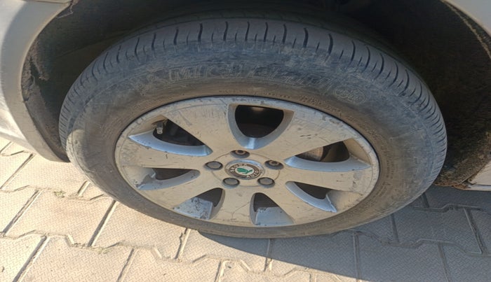 2011 Skoda Laura AMBIENTE 2.0 TDI CR MT, Diesel, Manual, 1,11,727 km, tyre