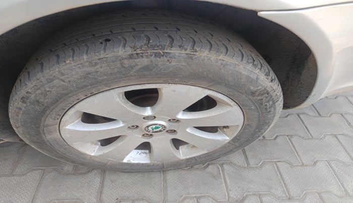 2011 Skoda Laura AMBIENTE 2.0 TDI CR MT, Diesel, Manual, 1,11,727 km, tyre