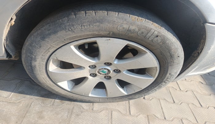 2011 Skoda Laura AMBIENTE 2.0 TDI CR MT, Diesel, Manual, 1,11,727 km, tyre