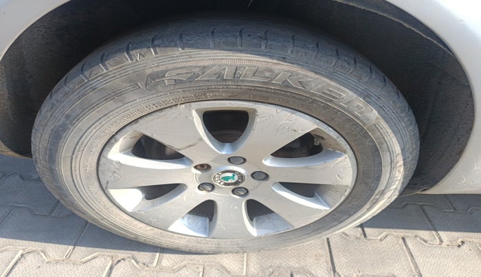 2011 Skoda Laura AMBIENTE 2.0 TDI CR MT, Diesel, Manual, 1,11,727 km, tyre