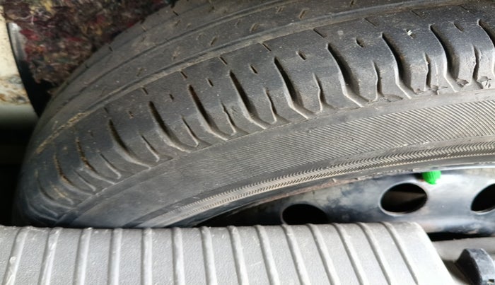 2013 Hyundai i10 MAGNA 1.1, Petrol, Manual, 1,21,070 km, tyre