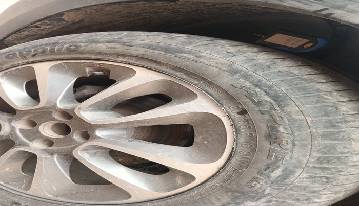 2015 Fiat Avventura EMOTION MULTIJET 1.3, Diesel, Manual, 1,24,307 km, tyre