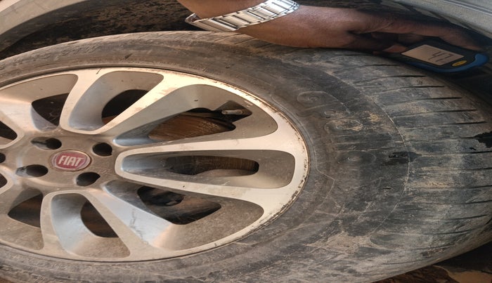 2015 Fiat Avventura EMOTION MULTIJET 1.3, Diesel, Manual, 1,24,307 km, tyre