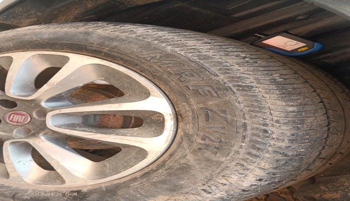 2015 Fiat Avventura EMOTION MULTIJET 1.3, Diesel, Manual, 1,24,307 km, tyre