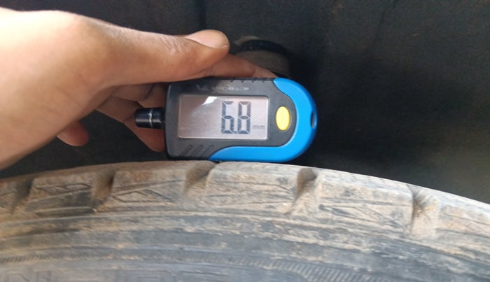 2013 Renault Scala RXL DIESEL, Diesel, Manual, 1,62,863 km, tyre