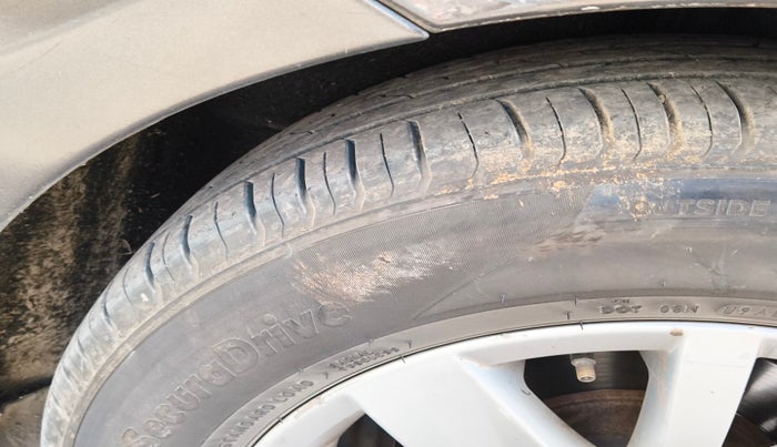 2012 Volkswagen Passat 2.0 PD DSG, Diesel, Automatic, 1,96,410 km, tyre