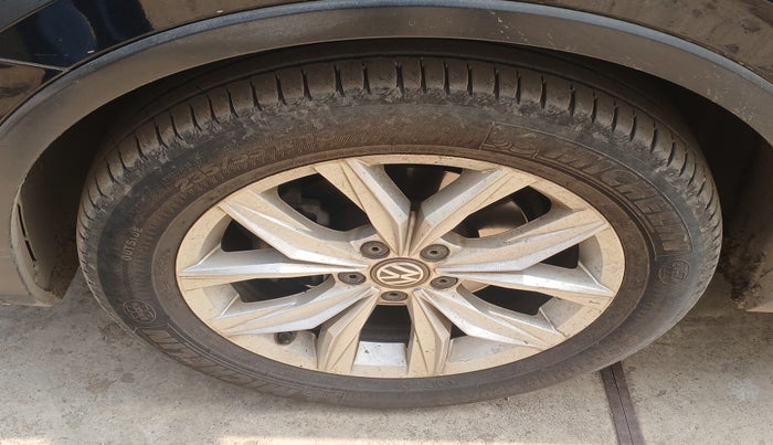 2018 Volkswagen TIGUAN HIGHLINE TDI AT, Diesel, Automatic, 1,51,207 km, tyre