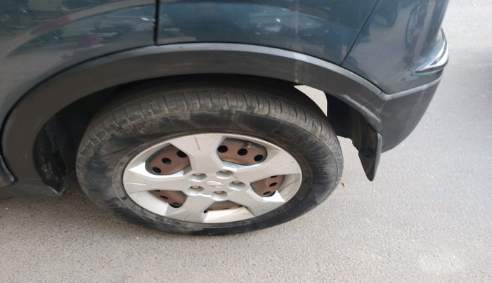 2019 Mahindra XUV300 W6 1.5 DIESEL, Diesel, Manual, 1,00,592 km, tyre