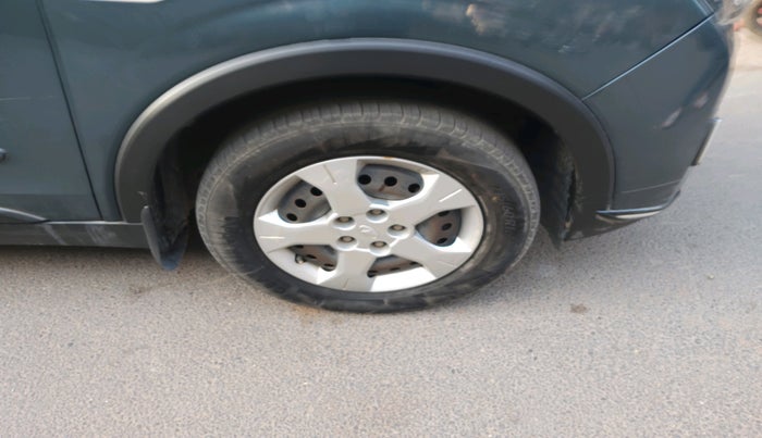 2019 Mahindra XUV300 W6 1.5 DIESEL, Diesel, Manual, 1,00,592 km, tyre